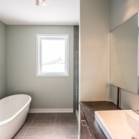 La salle de bain moderne des condos Martel
